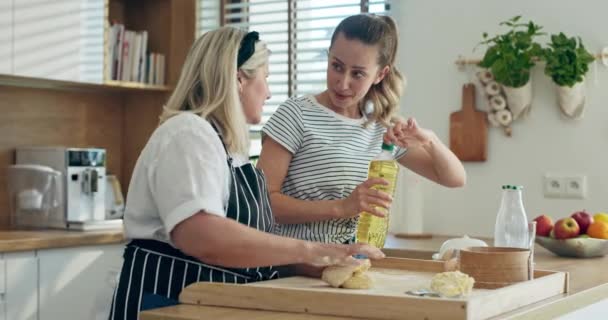 Hapy Hängiven Ung Dotter Hjälpa Mor Hälla Olja Hemmagjord Deg — Stockvideo