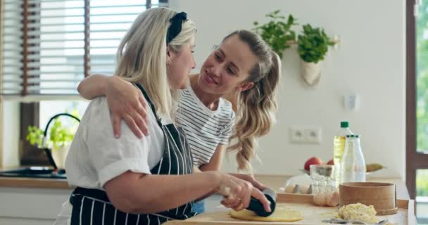 Gelukkig Jong Dochter Knuffelen Edlerly Moeder Terwijl Middelbare Leeftijd Vrouw — Stockvideo