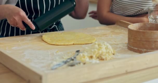 Yemek Pişirme Sürecinde Küçük Kız Bazı Yemek Aletleri Alıyor Yaşlı — Stok video