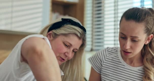 Orta Yaşlı Sarışın Anne Modern Mutfakta Genç Kızıyla Birlikte Mükemmel — Stok video