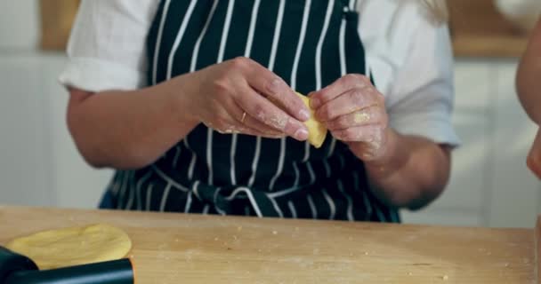 Εστίαση Μεσήλικες Μητέρες Χέρια Κάνοντας Σπιτικά Ζυμαρικά Στην Κουζίνα Modrn — Αρχείο Βίντεο
