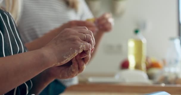Szczęśliwa Starsza Matka Młodą Córką Nowoczesnej Kuchni Zbliżenie Strzał Robienie — Wideo stockowe