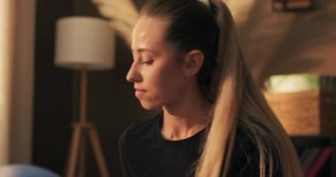 Eğitim sırasında yeterli su kaybı. Kadın evde egzersiz yaptıktan sonra filtrelenmiş şişeden su içer. .