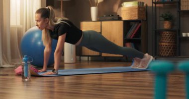 Kapalı ev jimnastik, planking egzersiz yaparak at kuyruğu ince fitnes genç kızla.
