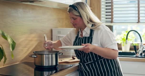 Щаслива Молода Бабуся Стоїть Сучасній Кухні Дочкою Готує Вареники Кип — стокове відео