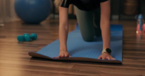 瑜伽垫 健康健康的女性 为开始上体育课准备橡胶运动单 — 图库视频影像