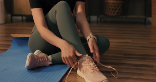 Žena Doma Připravuje Cvičení Sedne Podložku Podlaze Obuje Sportovní Boty — Stock video