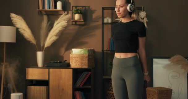 Agachamento Profundo Vista Lateral Uma Jovem Mulher Bonita Sportswear Fazendo — Vídeo de Stock