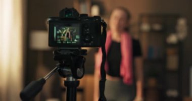 Genç antrenör kariyerine internetteki sosyal ağlar için egzersiz videoları kaydederek başlıyor.