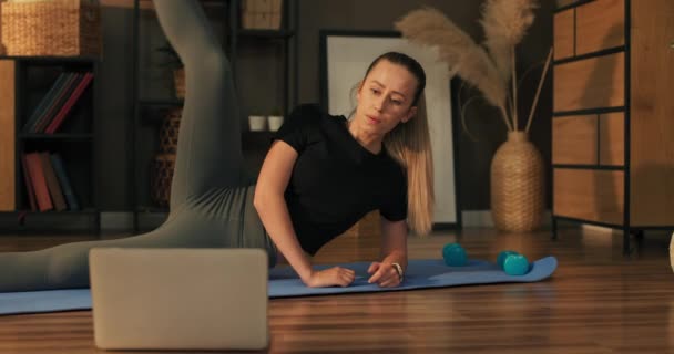 Fit Vrouw Zittend Yoga Mat Voert Online Training Ingeschakeld Laptop — Stockvideo