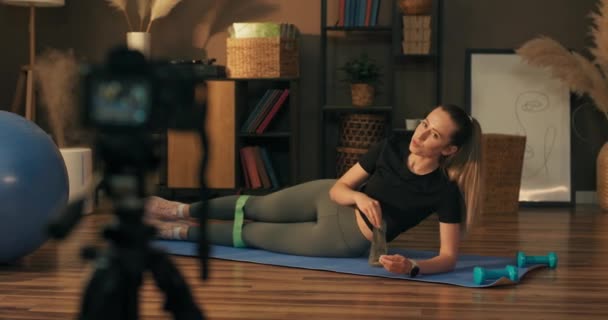 Jovem Treinadora Inicia Sua Carreira Internet Gravando Vídeos Para Redes — Vídeo de Stock