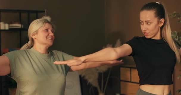Tränar Processen Kvinnor Har Kul Tillsammans Värma Upp Gör Stretching — Stockvideo