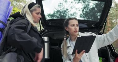 Sarışın anne, sarışın kızıyla ormanda vakit geçirir. Spor yapar, elinde yeni tabletlerle gezer. Kadinlar hafta sonunu ormanda rahatça yürüyüp dinlenerek geçirirler..