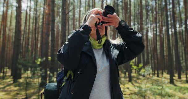 Zadowolona Młoda Kobieta Opaską Głowie Sportowym Mundurze Stojąca Środku Lasu — Wideo stockowe