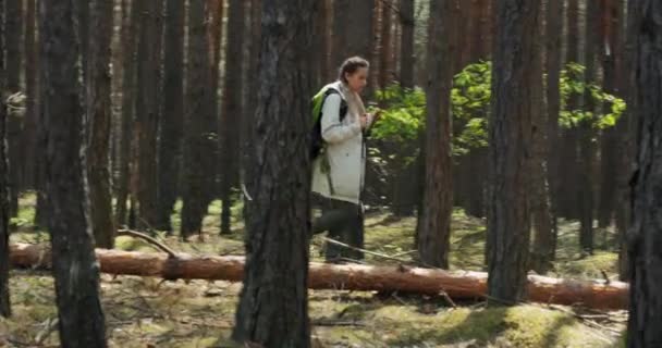 Saçları Örgülü Sırt Çantası Hasırla Ormanda Yürüyen Elinde Sırık Tutan — Stok video