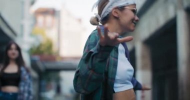 Sokak dansı konsepti. Genç kızlar ellerinde hoparlörle şehirde dans edip koreografi çalışırlar..