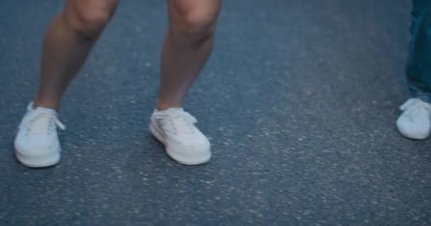 Bacaklar Müziğin Ritmine Göre Hareket Ediyor Sokak Dansı Konsepti Genç — Stok video