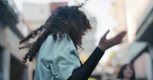 Молодые Девушки Демонстрируют Уличные Танцы Держа Руках Портативный Динамик Которого — стоковое видео