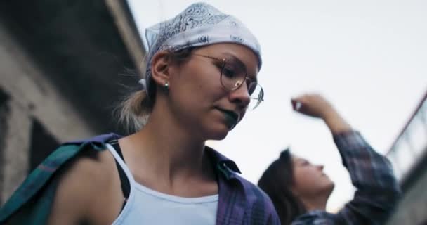 Zbliżenie Twarzy Nastolatek Tańczących Świetnie Się Bawiących Podczas Ulicznego Konkursu — Wideo stockowe