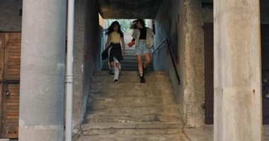 Mutlu, mutlu gençler dikkatsizce ellerinde müzikle birlikte taşınabilir bir hoparlörle evin merdivenlerinden aşağı koşuyorlar. Etrafı graffitilerle çevrili. Sade bir çevre..