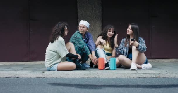 Şehirde Bir Grup Kız Arkadaş Sokak Kıyafetleri Içinde Kaldırımda Oturuyorlar — Stok video