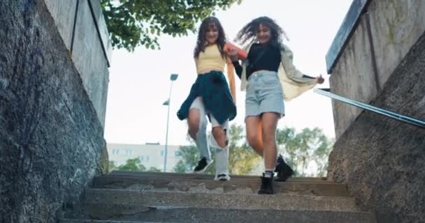 Счастливые Довольные Подростки Небрежно Бегут Вниз Лестнице Поместье Держа Портативный — стоковое видео