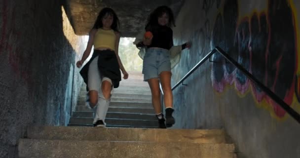 Mutlu Tatmin Olmuş Kızlar Ellerinde Müzik Eşliğinde Taşınabilir Bir Hoparlörle — Stok video