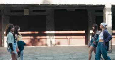 Dans yarışmasında yarışan iki kız daha iyi bir koreografi için birbirlerine meydan okuyorlar..