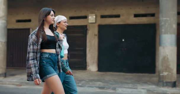 Группа Девушек Собирается Соседних Гаражах Городе Исполнить Дуэльный Танец Подростки — стоковое видео