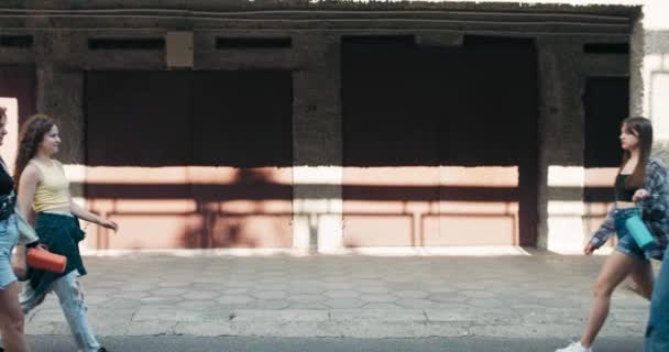 Gruppo Ragazze Incontra Nei Garage Del Quartiere Della Città Fare — Video Stock