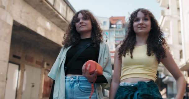 Две Девочки Подростки Красивыми Вьющимися Волосами Проходят Через Жилой Район — стоковое видео