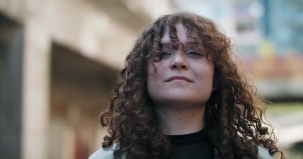 Gadis Dengan Rambut Keriting Yang Indah Berjalan Melalui Jalan Menatap — Stok Video