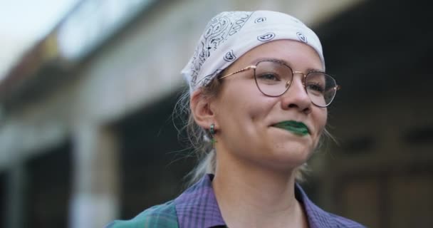 Uma Jovem Adolescente Usando Óculos Com Uma Bandana Cabeça Fica — Vídeo de Stock