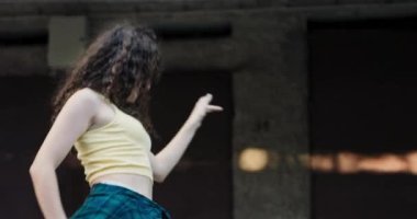 İki ikiz kız birlikte koreografili dans ediyor. Antrenman yapıyorlar, sokak dansı şampiyonasına hazırlanıyorlar, bir okul yarışmasına..