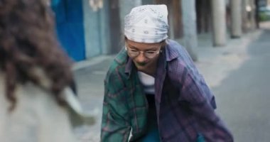 Mutlu mutlu kızlar, dans ederek eğlenin. Arkadaşlar okuldan sonra oynamak için buluşur. Atletik vücutlu genç ve güzel kadınlar bir dans koreografisi yapar..