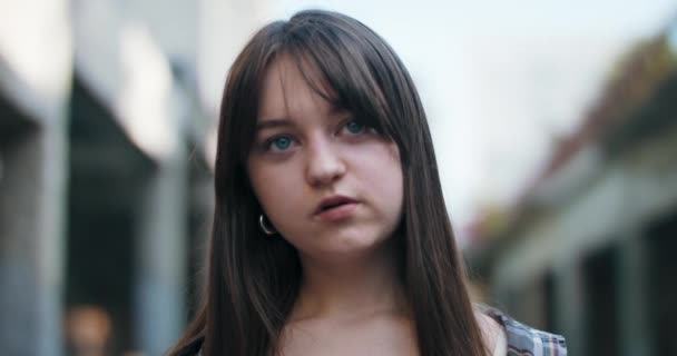 Malikanede Durup Olayları Izleyen Genç Bir Kızın Bir Arkadaş Takımının — Stok video