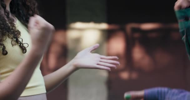Kağıt Taş Makas Oynayan Takımları Çizen Oynayan Yarışan Kadınların Ellerine — Stok video