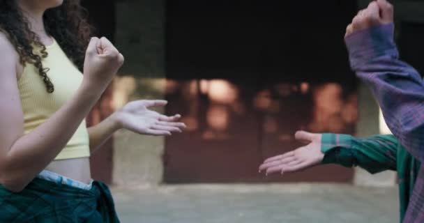 Quattro Amici Incontrano Complesso Residenziale Allenamento Danza Ragazze Giocano Paper — Video Stock