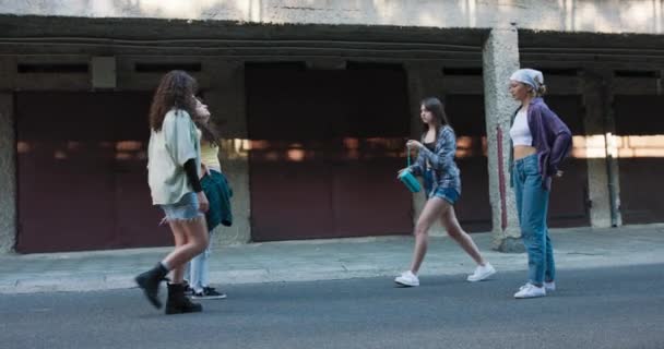 女人们把她们的彩色便携式音乐扬声器放在对方面前 两个少女二重唱的街坊车库之间的街舞大战 — 图库视频影像