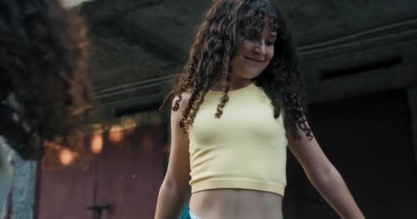 Młode Dziewczyny Przyjaciele Spotykają Się Street Dance Szkolenia Seksowne Ruchy — Wideo stockowe