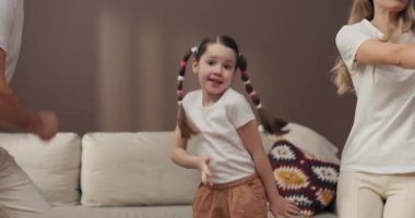 Anaokulunun tatlı kızı örgü örüp dans ediyor ve bir apartmana taşınıp anne babasıyla eğleniyor. .