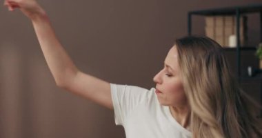 Yeni dairede meraklı bir anaokulu kızıyla dans eden neşeli genç sarışına odaklan. Modern daireye taşınmayı kutlayan mutlu aile kavramı. .