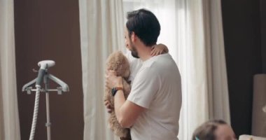 Anaokulu çocuğu olan yakışıklı genç bir baba. Yeni apartman dairesinde genç sarışın bir anne ve kız ile dans ediyor..