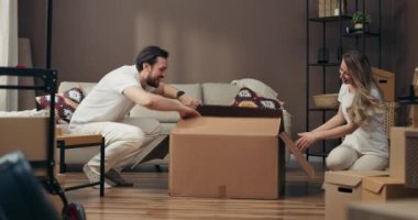 Mutlu aile kavramı, genç anne ve babanın, içinde çocukların olduğu karton kutuları açarak, anaokulu kızı ve oğlunun yeni dairesinde ebeveynleriyle eğlenmesine yol açtı. Süreç konseptinde hareket .