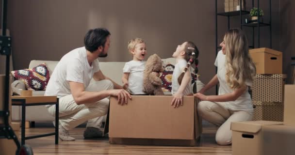 Jeune Famille Moderne Dans Nouvel Appartement Déménageant Dans Concept Processus — Video