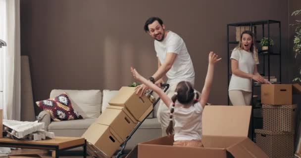Szczęśliwy Dzieciak Ukrywa Się Pudełku Kartonowym Zaskakujące Matka Ojciec Szczęśliwa — Wideo stockowe