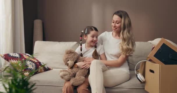 Deliziosa Giovane Madre Con Figlia Età Prescolare Ridendo Divertirsi Insieme — Video Stock