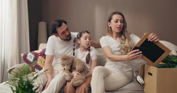 Conceito Família Feliz Mãe Pai Filha Sentados Sifa Discutindo Como — Vídeo de Stock