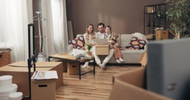 Genç anne ve babasıyla birlikte mutlu bir anaokulu kızı yeni apartman dairesinde rahat bir kanepeye oturmuş kutular dolusu ev eşyası tutarak nasıl dekore edileceğini tartışıyor. Süreç konseptinde hareket