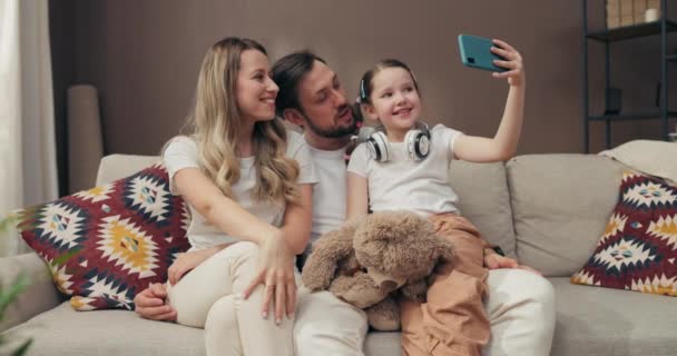 Gelukkig Jong Gezin Blij Nieuwsgierig Dochter Met Digitale Apparaten Mobiele — Stockvideo